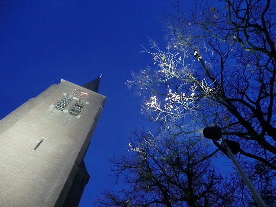 St. Martinus in Hoogland doet eerder zijn torenverlichting uit.