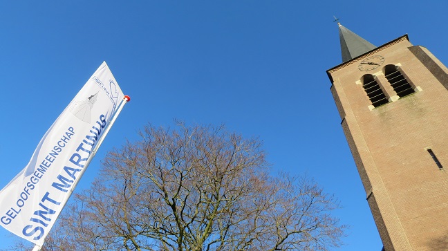 Een nieuwe Sint Martinus banier in de vlaggenmast