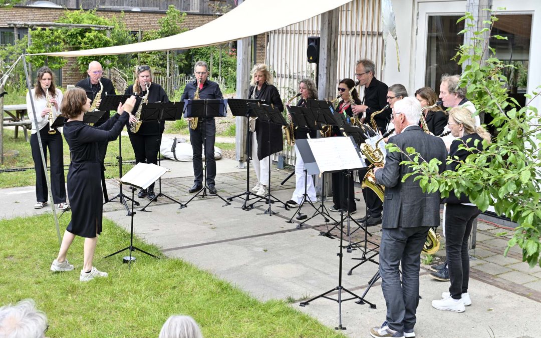 Gluren bij de Buren in de Pastorie met de Saxoholics
