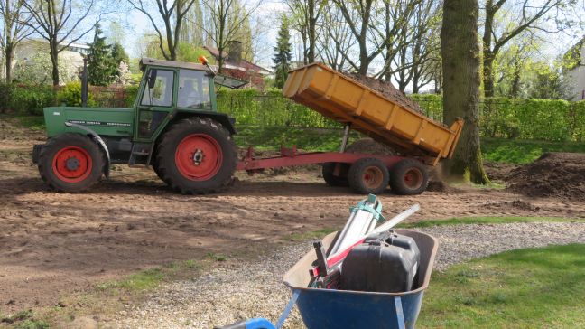 Een nieuw zandpodium in onze Pastorietuin.